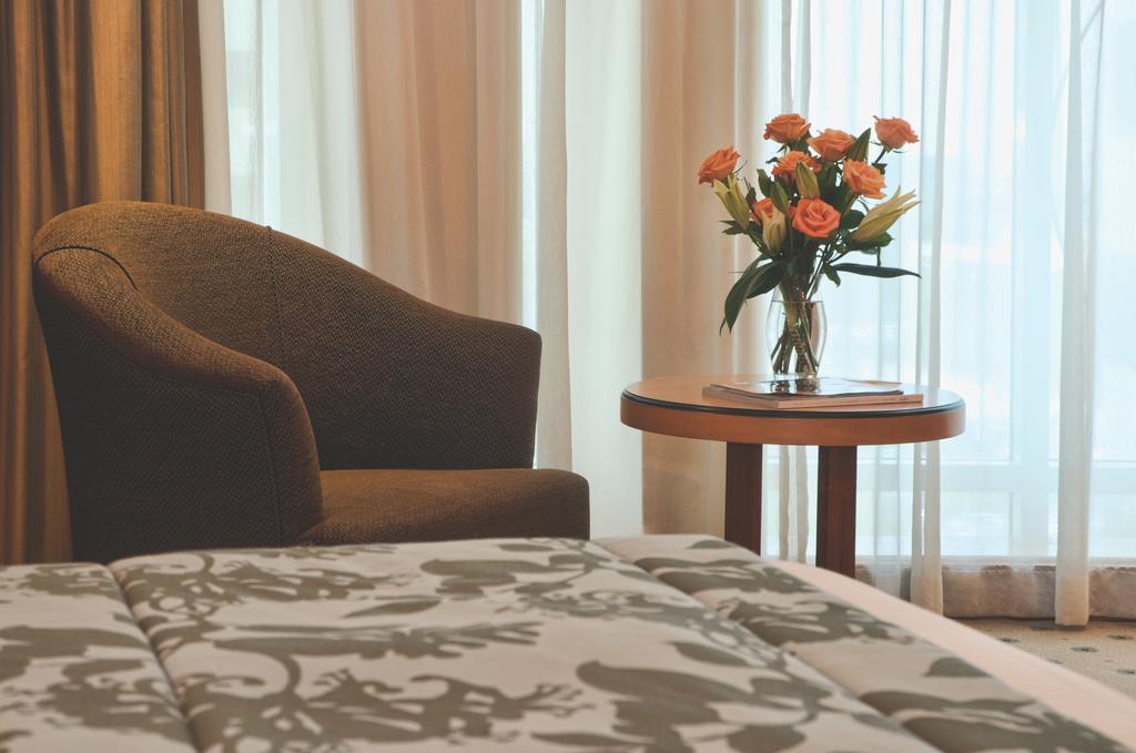 Wiseman Grand Hotel Doha Extérieur photo A room at the hotel